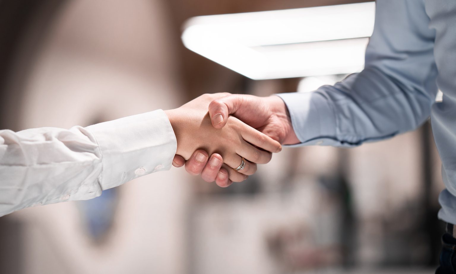 Twee zakenpartners schudden elkaar de hand in een professionele omgeving